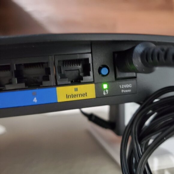 Linksys E1200 V2 Wireless Router Complete w/ Disc Fully Functional Tested - Picture 2 of 8